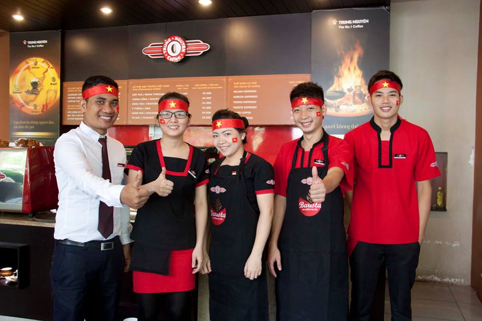 áo thun quán cafe màu đỏ